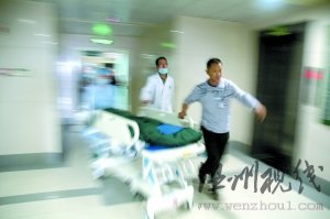  5月12日，陜西漢中3201醫院的醫護人員推著一名受傷兒童準備進行搶救。新華社發（伍天昌 攝）