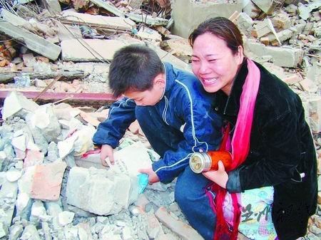河南開(kāi)發(fā)商將住戶拖出房強(qiáng)拆 后稱拆錯(cuò)了(圖)