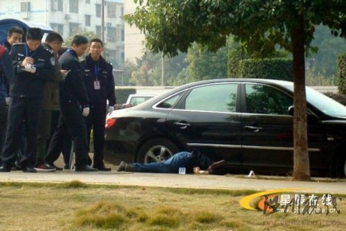男子在銀行取錢后被當(dāng)街槍殺(組圖)