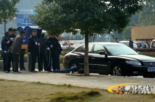 男子在銀行取錢后被當(dāng)街槍殺(組圖)