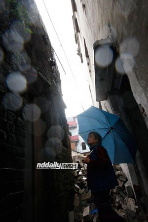 葉老太看著被拆錯后剩下殘墻斷壁