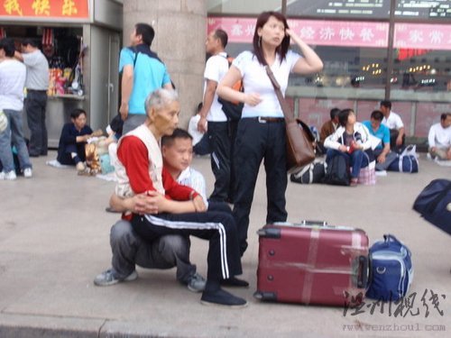 男子半蹲為老人當(dāng)?shù)首痈袆?dòng)網(wǎng)友(圖)