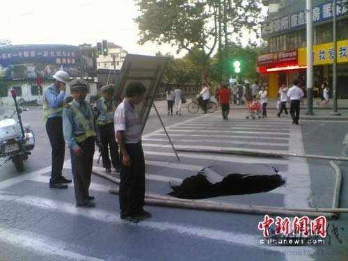 南京夫子廟突現(xiàn)天坑 專家稱與地震無關(圖)