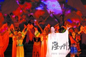 宋祖英唱紅歌 全場(chǎng)陶醉(組圖)