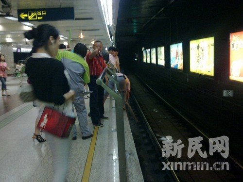 上海一名乘客疑因包被夾住遭拖下地鐵身亡(圖)