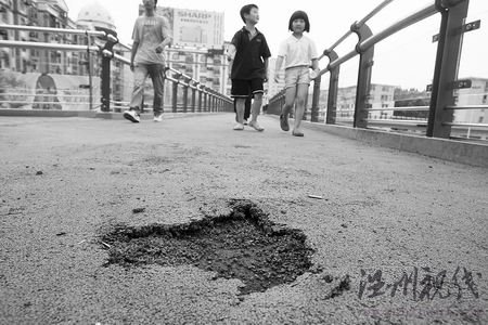 天橋剛修通就破相了，市民唯恐一腳下去踩出個窟窿，跌落地面