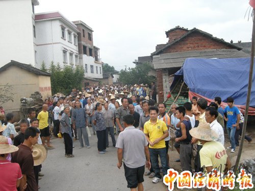 福星村村民每天都以這種方式與垃圾場建設進行”抗爭“
