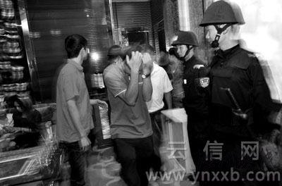 涉嫌找“小姐”的顧客捂著臉走出會(huì)所，生怕別人認(rèn)出自己