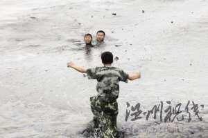 攝影師334秒記錄大連清污消防員犧牲過程(組圖)