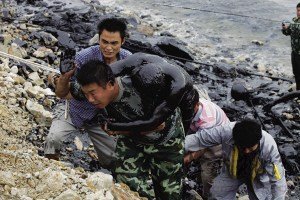 攝影師334秒記錄大連清污消防員犧牲過程(組圖)