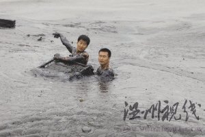 攝影師334秒記錄大連清污消防員犧牲過程(組圖)