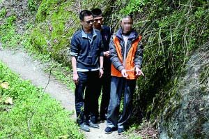 張華在指認(rèn)現(xiàn)場 酉陽縣檢察院供圖
