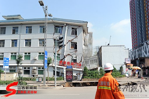 山西省人民醫(yī)院前地面塌陷致門診樓側(cè)塌(組圖)