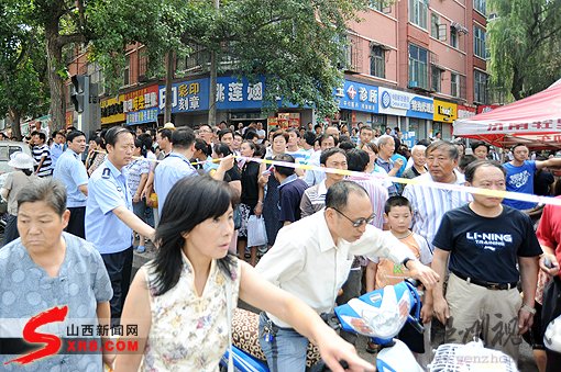 山西省人民醫(yī)院前地面塌陷致門診樓側(cè)塌(組圖)