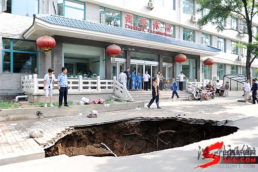 山西省人民醫(yī)院前地面塌陷致門診樓側(cè)塌(組圖)