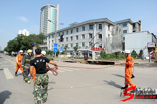 山西省人民醫(yī)院前地面塌陷致門診樓側(cè)塌(組圖)