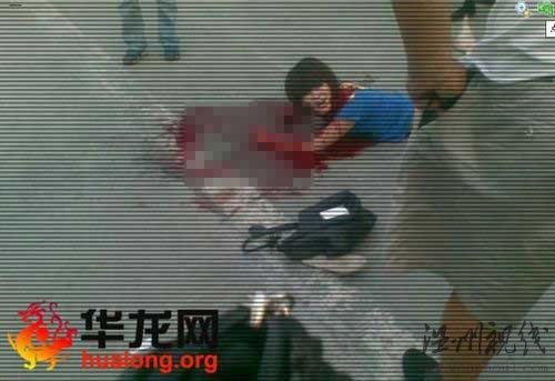 女孩街頭被捅傷 警車不顧阻攔徑直開走(組圖)
