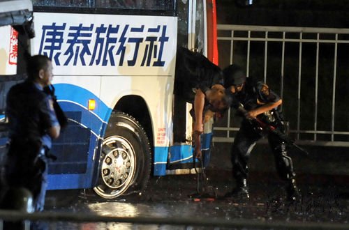 劫匪被擊斃后尸體掛在車外