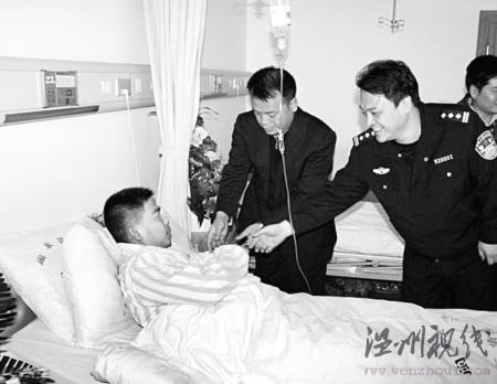 刑警只身與持刀歹徒搏斗被砍兩刀(圖)