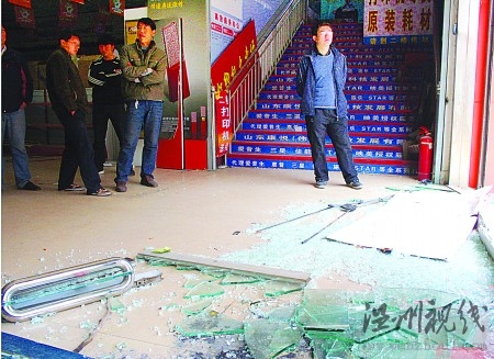 開發(fā)商為讓商城搬遷派十余人前往打砸(圖)