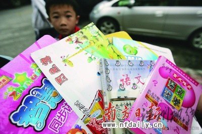 小學生書包重達10斤專家稱影響身心健康(組圖)