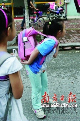 小學生書包重達10斤專家稱影響身心健康(組圖)