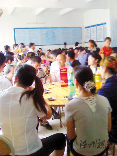 干部在政府大院為兒擺婚宴部分辦公室擺桌設席