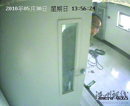 裝修工偷攝像頭反被拍現行(組圖)