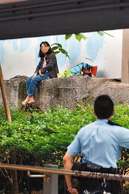 女子持刀闖花園斬草除花與警察對峙半小時