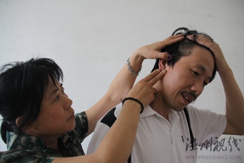 中學(xué)教師為保護(hù)學(xué)生遭社會(huì)青年群毆(圖)