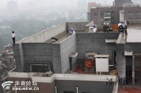 女子站26層樓頂欲跳下警方勸解(組圖)