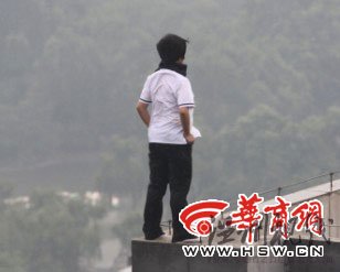 女子站26層樓頂欲跳下警方勸解(組圖)