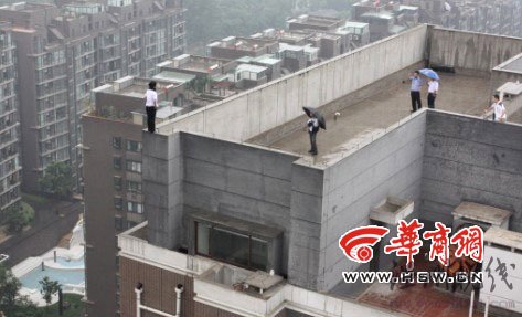 女子站26層樓頂欲跳下警方勸解(組圖)