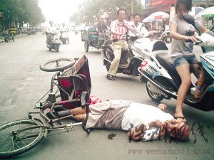 老漢騎車摔倒街頭15分鐘無人管(圖)