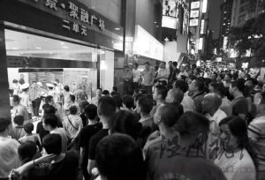 男子用鮮血在枕頭上寫110從28樓扔下報警(圖)