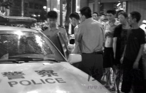 男子用鮮血在枕頭上寫110從28樓扔下報警(圖)