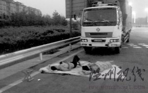 兩男子開車犯困高速路上搭地鋪睡覺