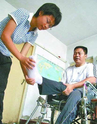 高位截癱父親床上設課堂教出兩大學生女兒(圖)