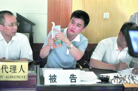 男子認為課本不達標狀告出版社和書店(圖)
