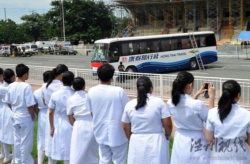 8月24日下午，一群菲律賓女學(xué)生在事發(fā)現(xiàn)場以曾被劫持的香港旅游大巴為背景合影留念。事發(fā)地是馬尼拉最重要的廣場，包括總統(tǒng)就職儀式和國慶日集會都在這個(gè)廣場舉行，附近還有美國大使館和馬尼拉飯店等知名建筑。