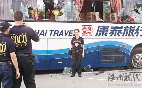 菲律賓警察在香港游客遭劫現(xiàn)場拍照留念