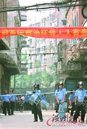 數百警力荷槍持盾(圖)