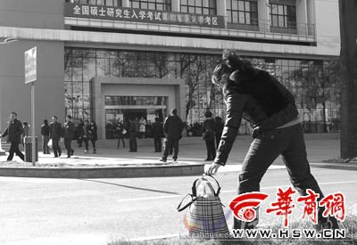 36歲女子考研忘帶身份證 兩次跪求進考場仍遭拒