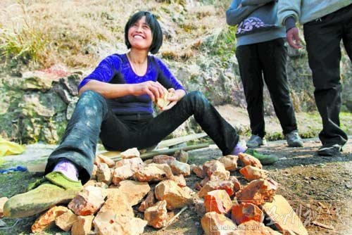 浙江上千人每日上山挖“寶石” 致青山變荒