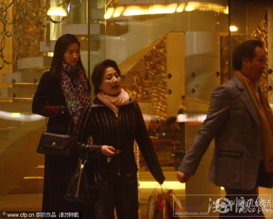 劉亦菲和媽媽、教父一起
