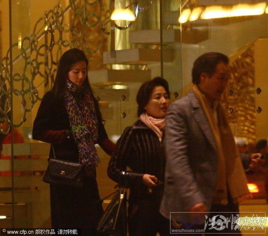 劉亦菲和媽媽、教父一起