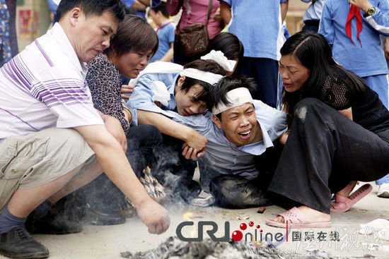 深圳一出租車司機(jī)被醉酒者用石頭砸死(高清圖)