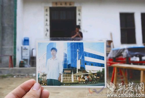 圖為：王剛就是從這個(gè)家門里走出來的,但他回來時(shí)已經(jīng)病入膏肓
