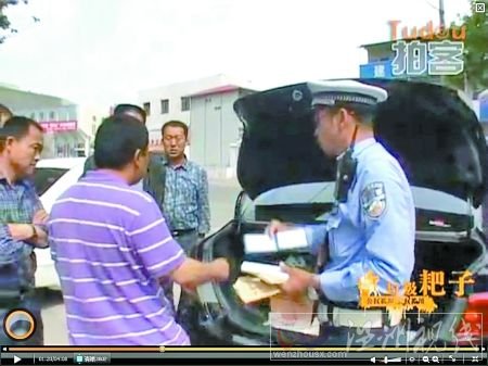 河南寶豐縣官員被查出座駕涉嫌套牌后斥責(zé)交警