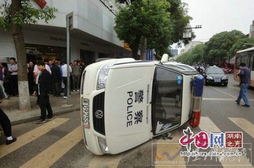 湖南交警打人遭千人圍堵 兩輛警車被掀翻(圖)